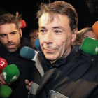 Ignacio González rodeado de medios, tras su salida de prisión.-/ KIKO HUESCA/EFE