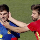 Casillas y Piqué durante el entrenamiento de la selección española en Saint Martín de Ré.-EFE / JUANJO MARTÍN