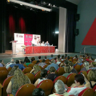 Congresillo celebrado ayer en el centro cívico Bailarín Vicente Escudero para elegir los delegados al congreso regional.-E. M.