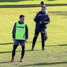 Alfaro observa algo durante el entrenamiento de ayer, ante Portugal y Timor, de espaldas.-Miguel Ángel Santos