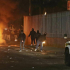 Enfrentamientos entre manifestantes y policía en Londonderry (Irlanda del Norte).-AP