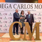 Carlos Moro, con su nuevo tinto ‘CM Prestigio’.-E.M.