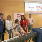 José Luis Gutiérrez toca el piano ante la mirada de Clemente.-ICAL