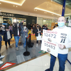 Luis Vázquez, lotero de la administración La Rana de Oro del centro comercial Río Shopping, enseña los carteles del tercer y el quinto premio. | PABLO REQUEJO, PHOTOGENIC