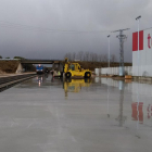 Un tren llega a Tubos Aranda por el ramal ferroviario, que fue un factor de competitividad vital para el polígono.-L. VELÁZQUEZ