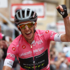 Simon Yates celebra la victoria en la 11ª etapa del Giro.-/ LUK BENIES (AFP)