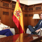 Soraya Sáenz de Santamaría y Pablo Casado, al inicio de la reunión en el Congreso de los Diputados.-EL PERIÓDICO