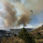 Uno de los helicópteros trabajando en las tareas de extinción ayer en Cigudosa.-D. S.