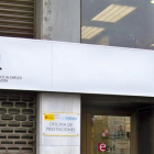 Puerta de la oficinal del ECyl de Poniente.-EUROPA PRESS