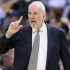 Gregg Popovich da instrucciones al equipo en su victoria número 1.000 con los Spurs.-Foto: AFP / ANDY LYONS