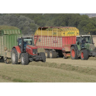 Dos tractores en el campo palentino con carros para recoger la alfalfa que después se deshidrata en Profopal.-G. T.