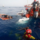 Rescate de la oenegé Proactiva Open Arms a 85 millas de la costa de Libia.-PAU BARRENA (AFP)