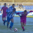 El jugador del Fabril intenta anticiparse a la carrera de Corral.-DXT CAMPEÓN