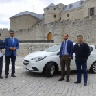 El alcalde de Simancas, Alberto Plaza Martín, y el director territorial de GLP de Repsol en Castilla y León, Guillermo Méndez Gago, firman un acuerdo de colaboración para impulsar el uso de automóviles propulsados por AutoGas o GLP para automoción, el car-ICAL