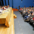 Los concejales atienden las reclamaciones de los vecinos en la asamblea de la Rondilla.-J. M. LOSTAU
