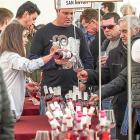 Asistentes a la Feria del Primer Vino de Mucientes brindan con vinos de la DO Cigales.-MIGUEL ÁNGEL SANTOS
