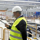 León de la Riva, durante su etapa de alcalde, durante una visita a los talleres de Renfe en Valladolid.-ICAL