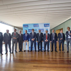 El presidente de Cecale, Santiago Aparicio, posa con todos los Cecale de Oro en Ávila.-RICARDO MUÑOZ