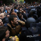 Cargas policiales en la escuela Ramon Llull, el 1 de octubre.-AP / EMILIO MORENATTI