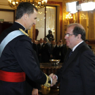 El rey Felipe VI saluda al presidente de la Junta de Castilla y León, Juan Vicente Herrera (d), tras la ceremonia de proclamación celebrada en el Congreso de los Diputados-Ical