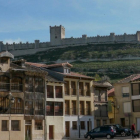 Viviendas históricas del casco protegido de Peñafiel, con el castillo al fondo.-AYTO. PEÑAFIEL
