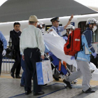 Un pasajero herido al suicidarse un individuo en un tren bala japonés es trasladado por los equipos de emergencia.-Foto: REUTERS / TORU HANAI