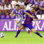 Jose intenta eludir el marcaje de Ruiz de Galarreta en el partido frente al Barça B.-J.M. LOSTAU