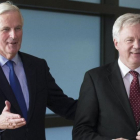 El negociador jefe de la UE para el brexit, Michel Barnier (izquierda), da la bienvenida al secretario de Estado britanico, David Davis, en Bruselas-EFE / OLIVIER HOSLET