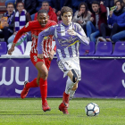 Hervías conduce el balón durante el Real Valladolid-Almería de la 17-18.-D.V.