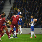 Van Dijk marca el cuarto gol del Liverpool en Oporto venciendo en el salto al exmadridista Pepe y en presencia de Casillas.-MATTHIAS HANGST (GETTY IMAGES)