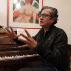El escritor y músico Armando Vega Gil, integrante de la banda rock Botellita de jerez.-NOTIMEX