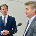 El conservador Sebastian Kurz, izquierda, y el líder de Los Verdes, Werner Kogler, durante el anuncio del acuerdo de gobierno.-EUROPA PRESS