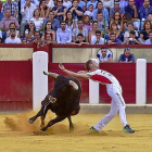 Pablo Martín ‘Guindi’, en el cartel de Sieteiglesias, esquiva el toro en un anterior concurso de cortes.-E. M.
