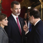 Los Reyes conversan con el presidente del Gobierno, acompañado de su mujer Elvira Fernández.-EFE