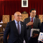 (I a D) El presidente de la Diputación de Valladolid, Jesús Julio Carnero, junto al portavoz del Grupo Popular Guzmán Gómez Alonso y el alcalde de Mayorga de Campos, Alberto Magdaleno, tras el pleno de Presupuestos de la institución.-ICAL