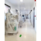 Maquinaria quirúrgica de precisión almacenada bajo plásticos en los pasillos del Hospital Comarcal de Medina.-E.M.