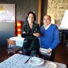 Isidora Beotas (i) y Julio Delgado (d) en el restaurante que regentan desde hace 28 años en la capital abulense.-ANTONIO GARCÍA