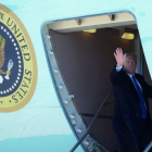 El presidente de los EEUU, Donald Trump, a la entrada del avión Air Force One.-REUTERS