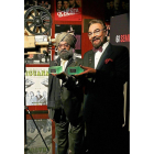 Kabir Bedi (Sandokán) y el productor Bobby Bedi recibieron ayer el homenaje de la Semana de Cine de  Valladolid. -J.M.LOSTAU