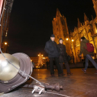 Cae una farola de una fachada frente a la catedral de León sin causar heridos-Carlos S. Campillo / ICAL