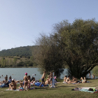 Bañistas en el lago Carucedo de León, una de las zonas con mejor calidad de las aguas que permite refrescarse de la canícula en el corazón del Bierzo. / EDUARDO MARGARETO