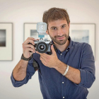 Josep Costa posa con su cámara en la galería.-MIGUEL ÁNGEL SANTOS