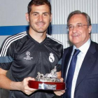 Florentino Pérez le entrega el obsequio a Casillas en el vestuario del Santiago Bernabéu-Foto: REAL MADRID