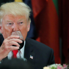 El presidente de Estados Unidos, Donald Trump, bebe de su copa durante una cena en la ONU.-CARLOS BARRIA (REUTERS)