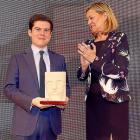 Alexandre Pérez tras recibir el premio de la consejera de Economía y Hacienda, Pilar del Olmo.-J. M. LOSTAU