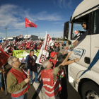 Aproximadamente 400 miembros de CCOO y del sindicato portugués CGTP paran el tráfico en la localidad fronteriza de Fuentes de Oñoro para reivindicar unas mejores condiciones laborales para los transportistas bajo el lema 'La fatiga mata'.-ICAL
