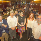 Paula Aguirrezabala, en el centro de la imagen, junto a sus padres; a la izquierda, Pablo Lago y a la derecha, el editor José María de la Quintana.-J. M. LOSTAU