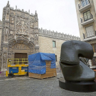 La escultura de Moore ‘Pieza de bloqueo’ ya se podía ver ayer frente a San Gregorio.-MIGUEL ÁNGEL SANTOS