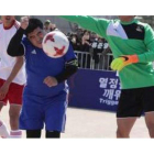 La jugada se produjo durante un partidillo amistoso en Corea junto a Aimar.-TWITTER / OLÉ