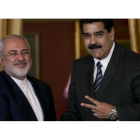 Nicolas Maduro, con el ministro de Exteriores iraní, Mohamed Javad Zarif.-ARIANA CUBILLOS / AP